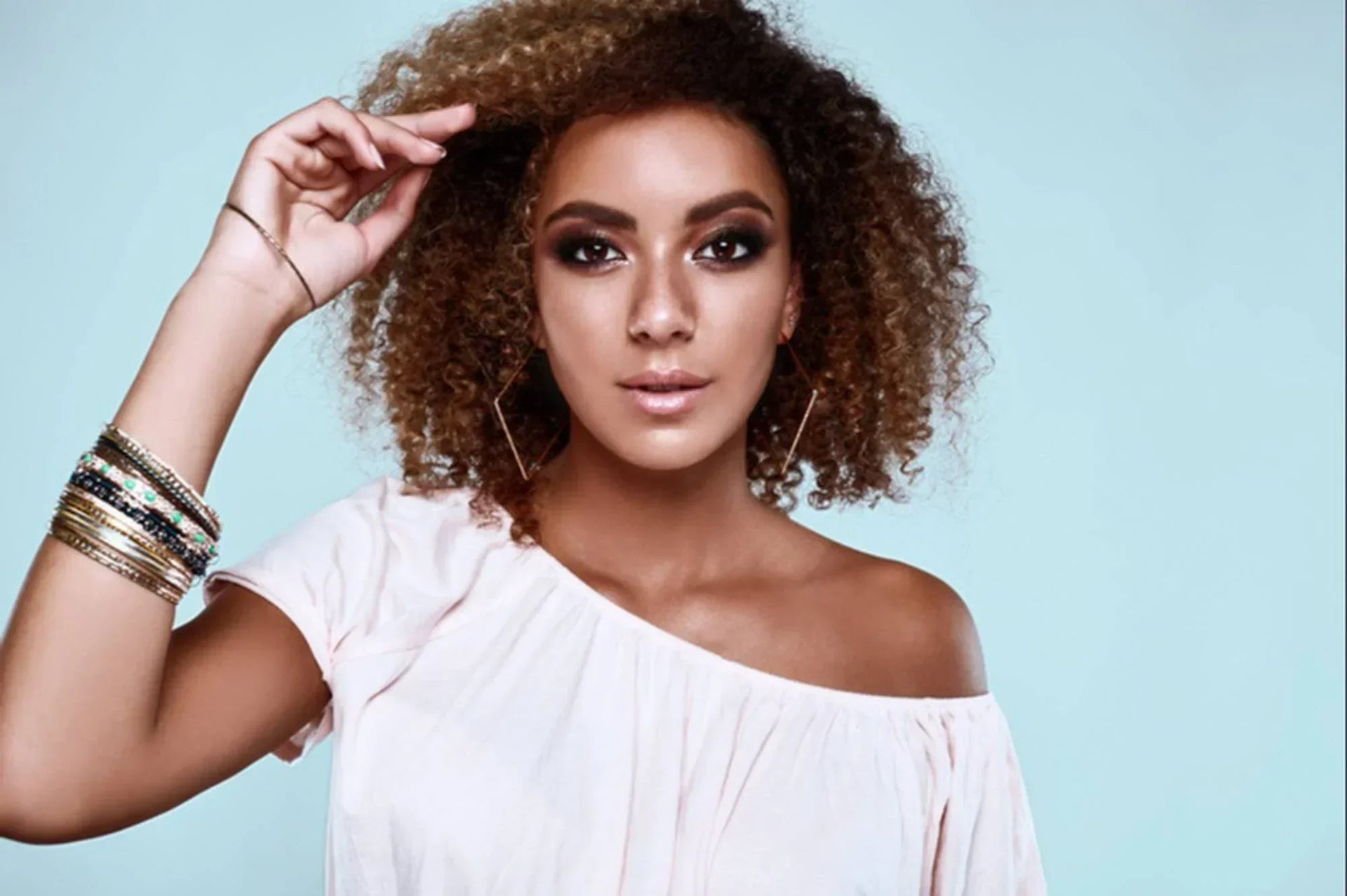 32 Easy & Chic Hairstyles for Short Curly Hair